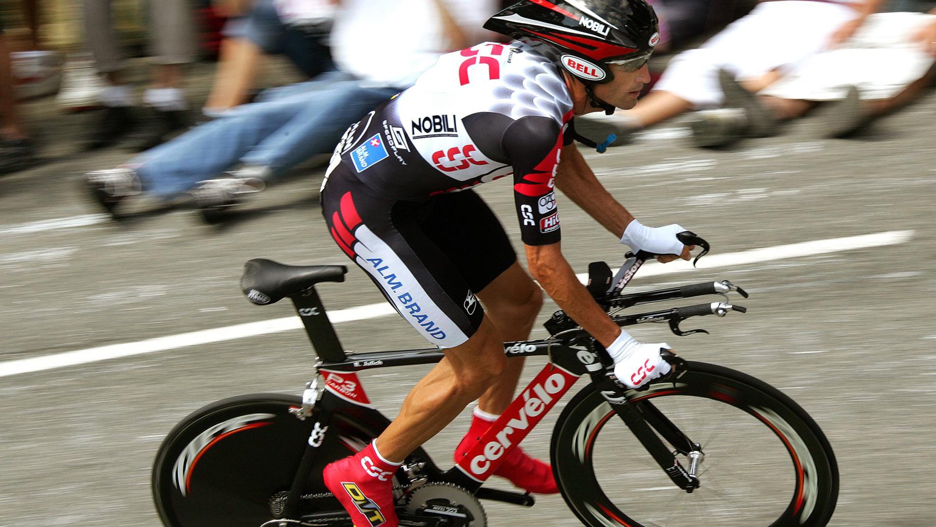 巴黎边路频繁突破制造持续威胁，巴黎 区